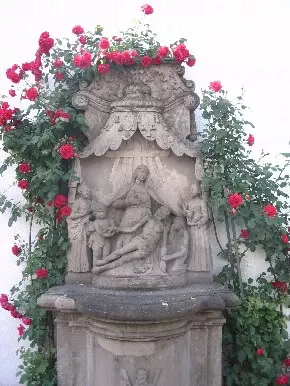 Rosen umrankter Bildstock in Bergrheinfeld