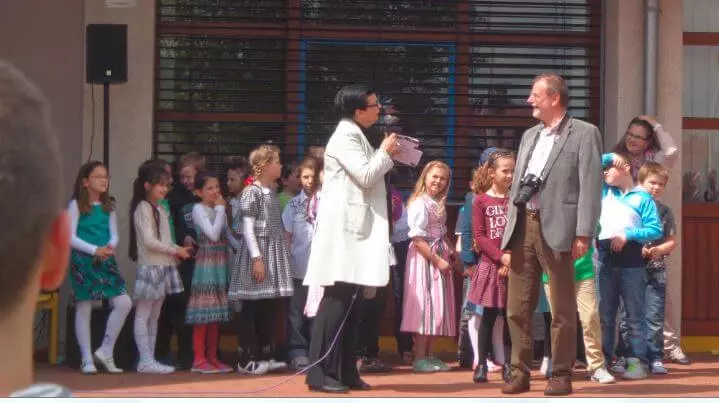 Schulleiterin der Mittelschule Niederwerrn Frau Kempf dankt Herrn Wegscheid für sein Engagement